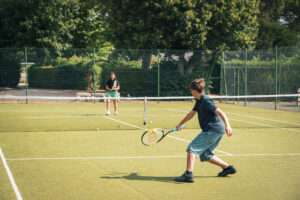 Camping résidentiel avec terrain de tennis le Vauvert à Etampes